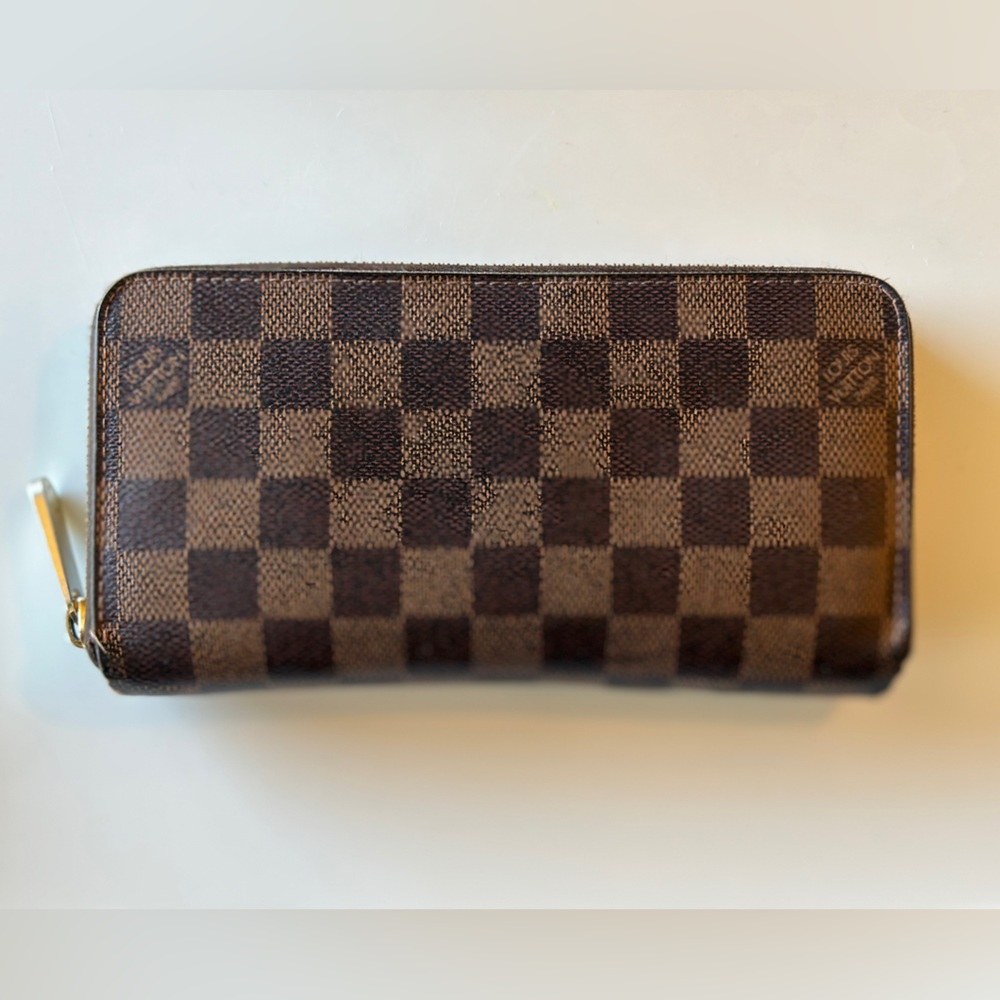 Louis Vuitton zippy wallet